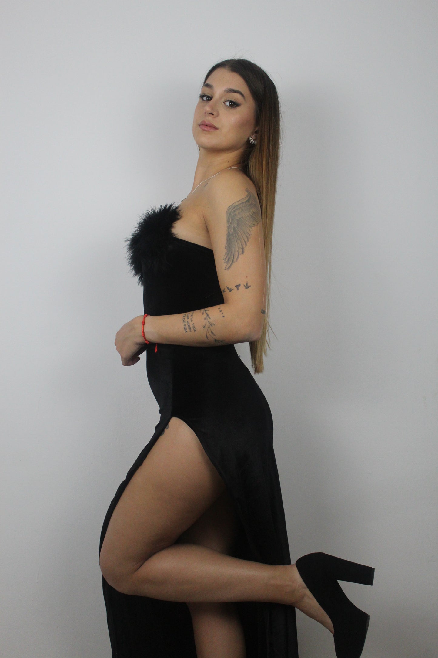 VESTIDO TERCIOPELO CON PLUMAS