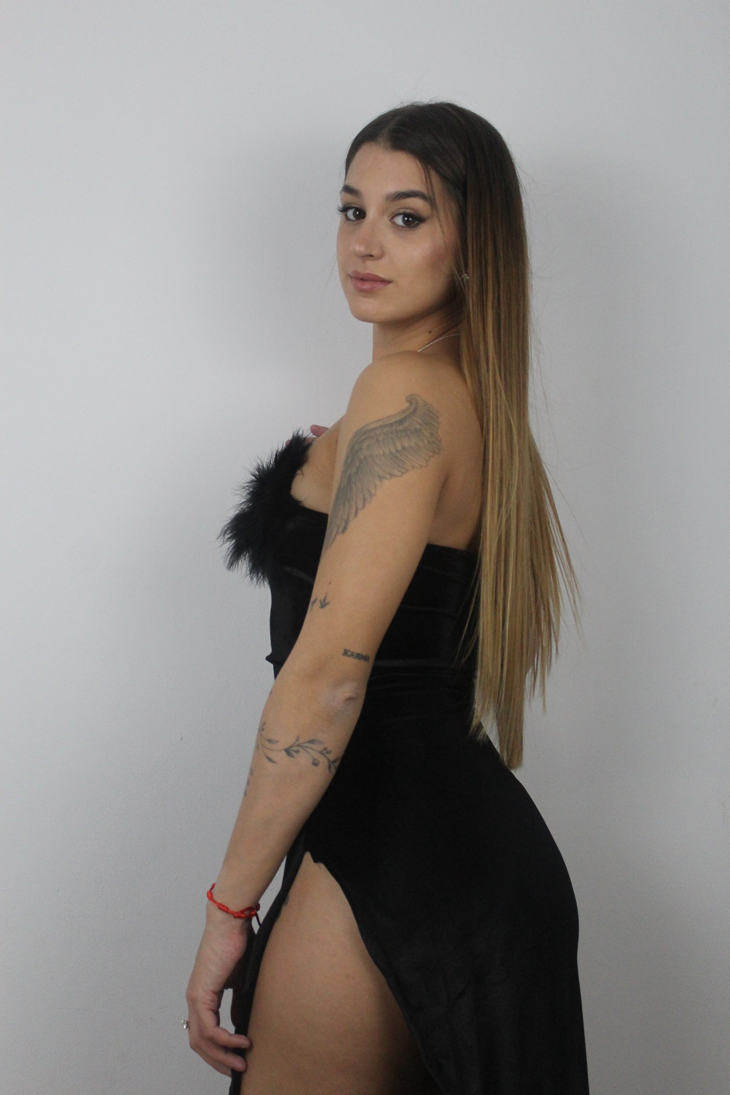 VESTIDO TERCIOPELO CON PLUMAS