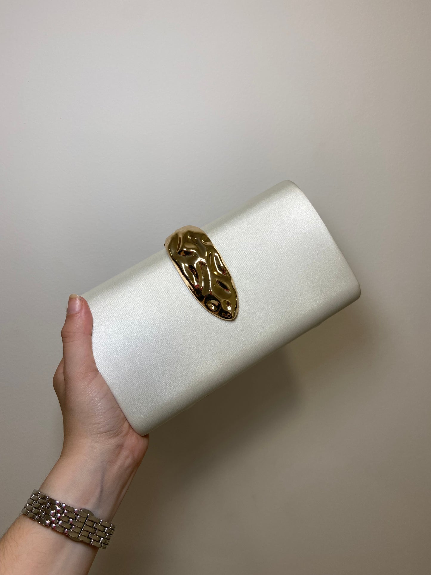 CLUTCH CIERRE HOJA BEIGE