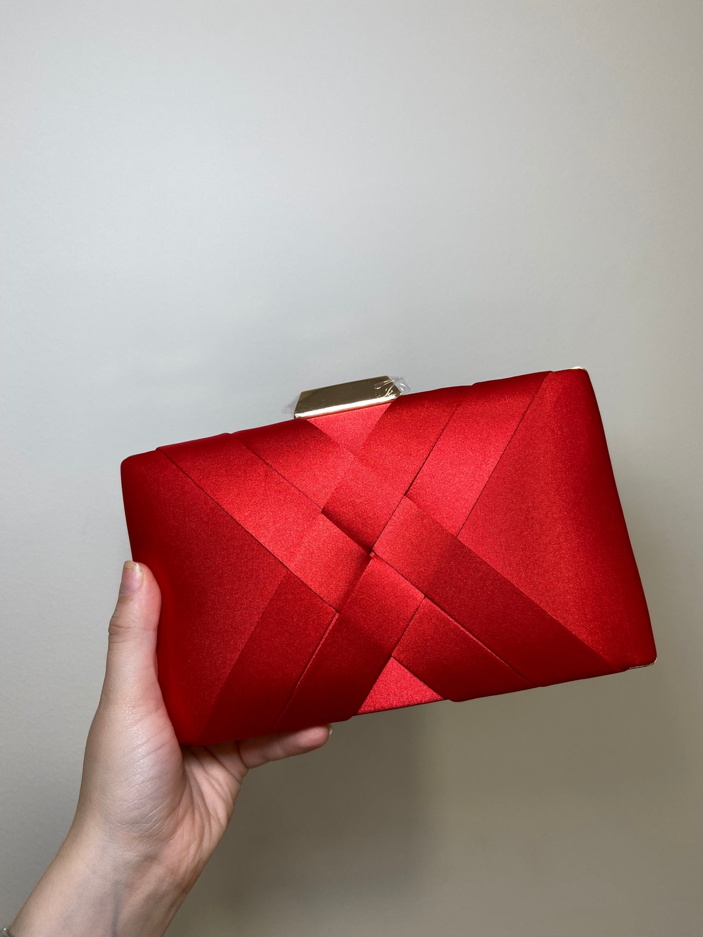 CLUTCH TRENZADO SATINADO ROJO