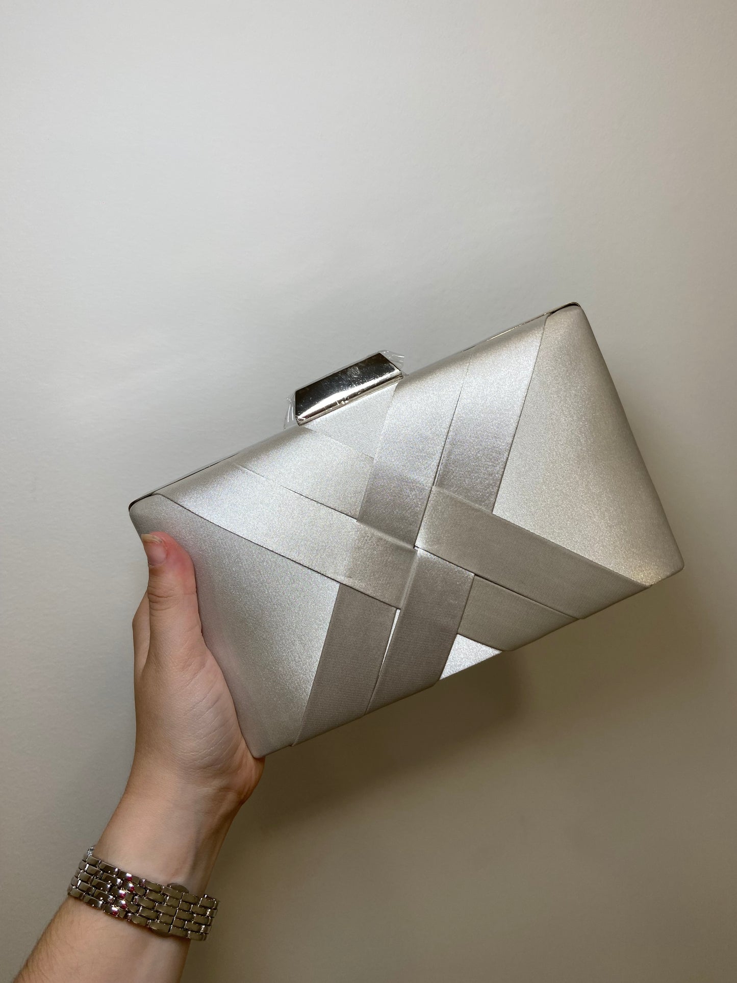 CLUTCH TRENZADO SATINADO PLATA