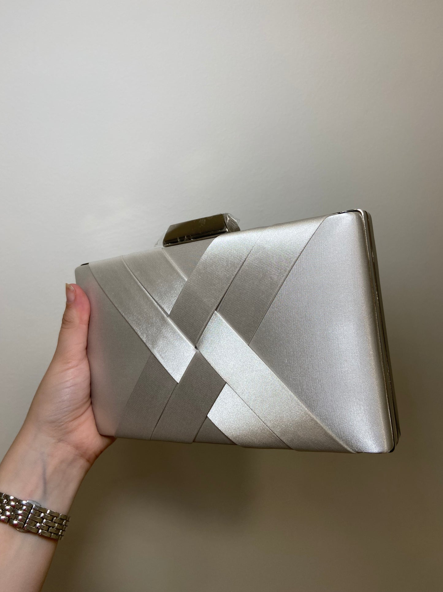 CLUTCH TRENZADO SATINADO PLATA