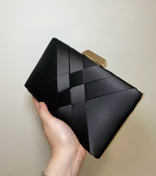 CLUTCH TRENZADO SATINADO NEGRO