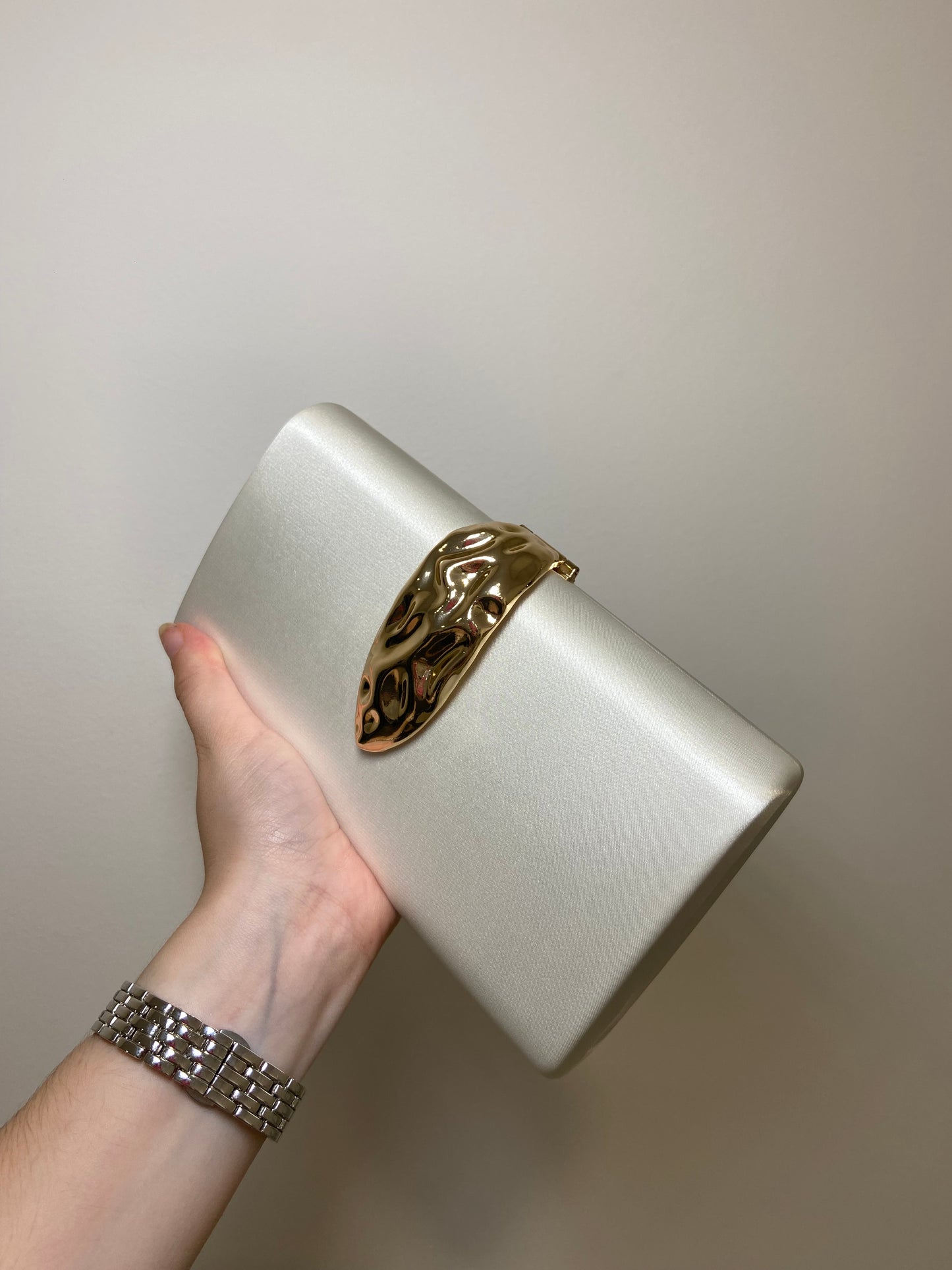 CLUTCH CIERRE HOJA BEIGE