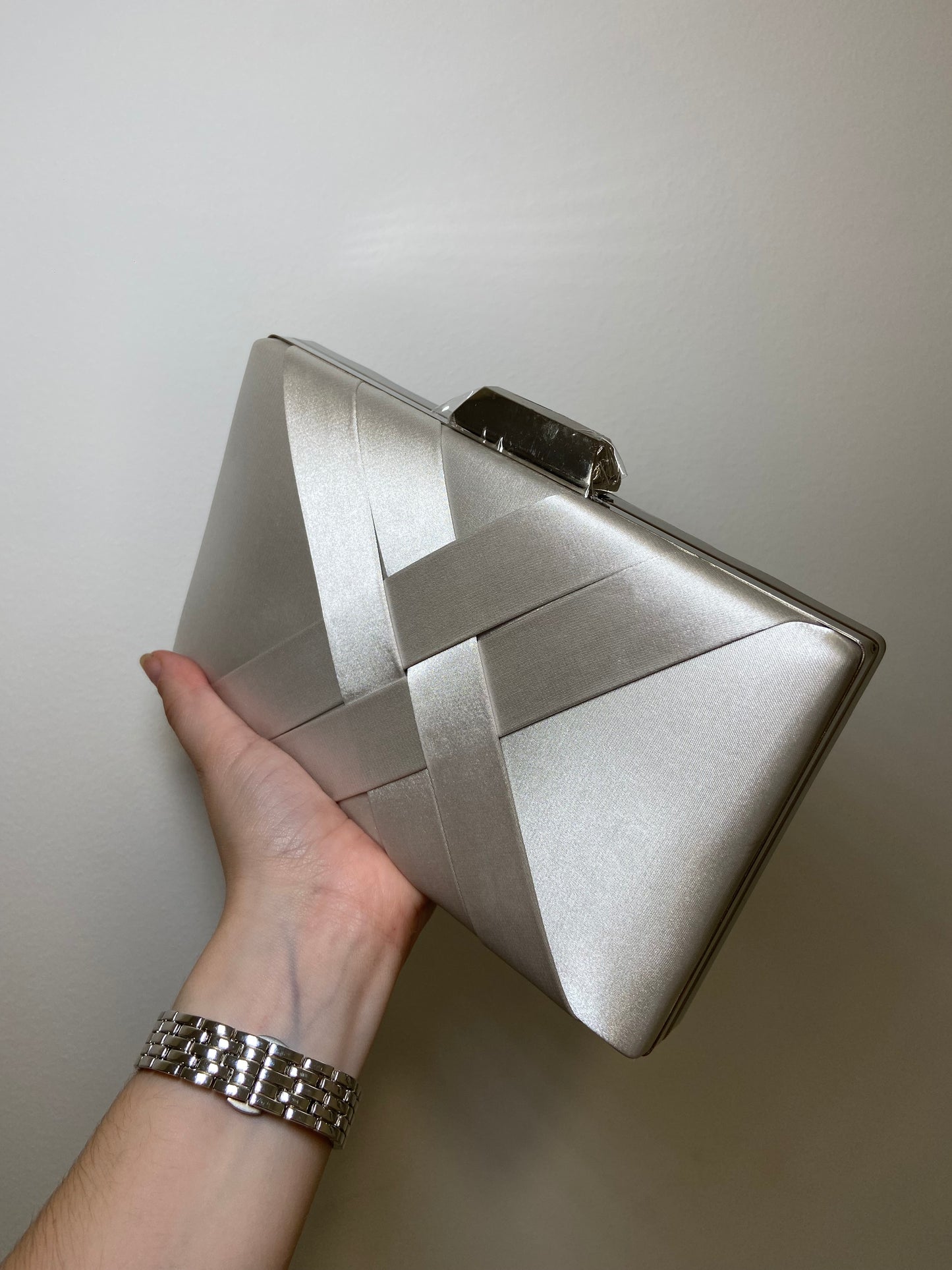 CLUTCH TRENZADO SATINADO PLATA