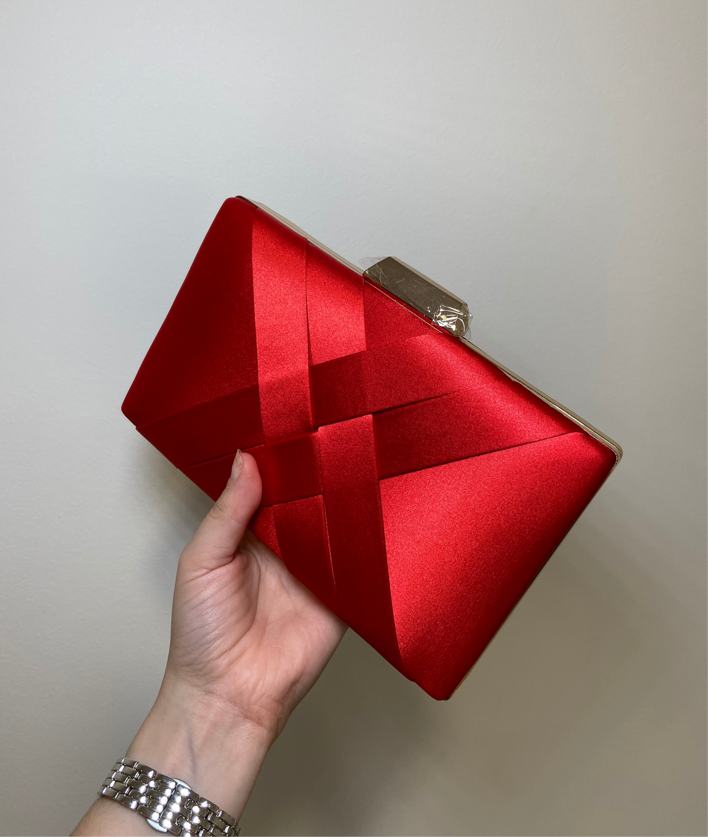 CLUTCH TRENZADO SATINADO ROJO