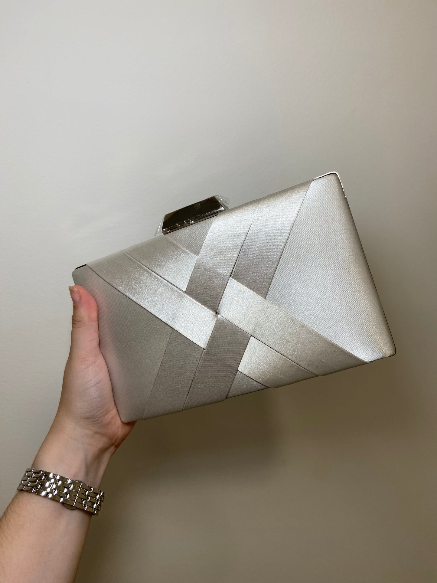 CLUTCH TRENZADO SATINADO PLATA