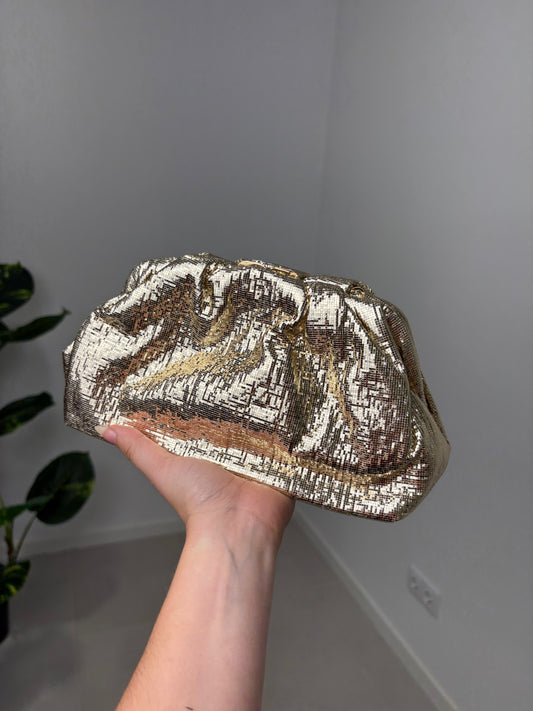 BOLSO DE MANO DORADO