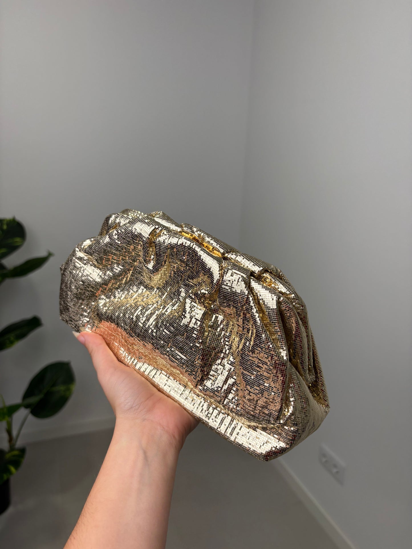 BOLSO DE MANO DORADO