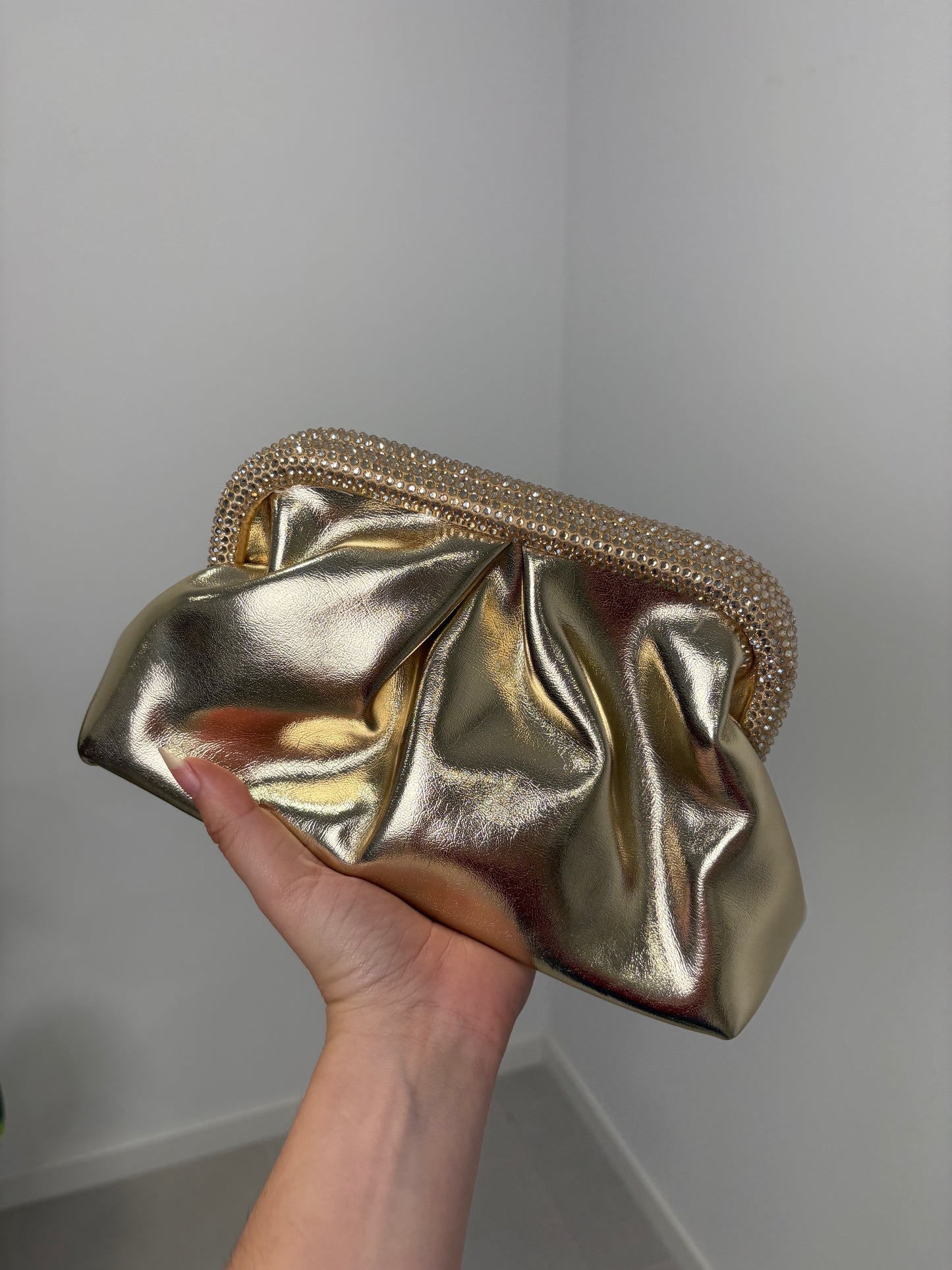 BOLSO DE MANO DORADO CON BRILLOS